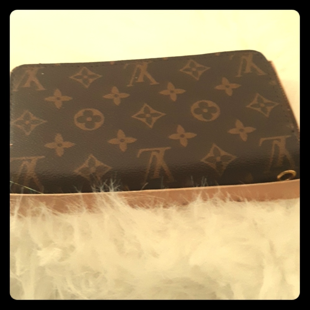 Louis Vuitton - Picture 1 of 1